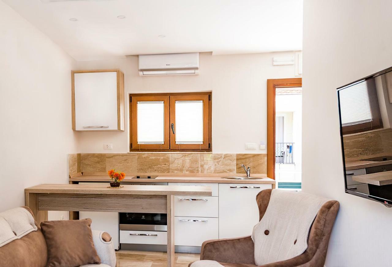Waikiki Apartments 티바트 객실 사진