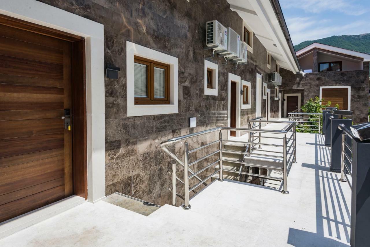 Waikiki Apartments 티바트 외부 사진