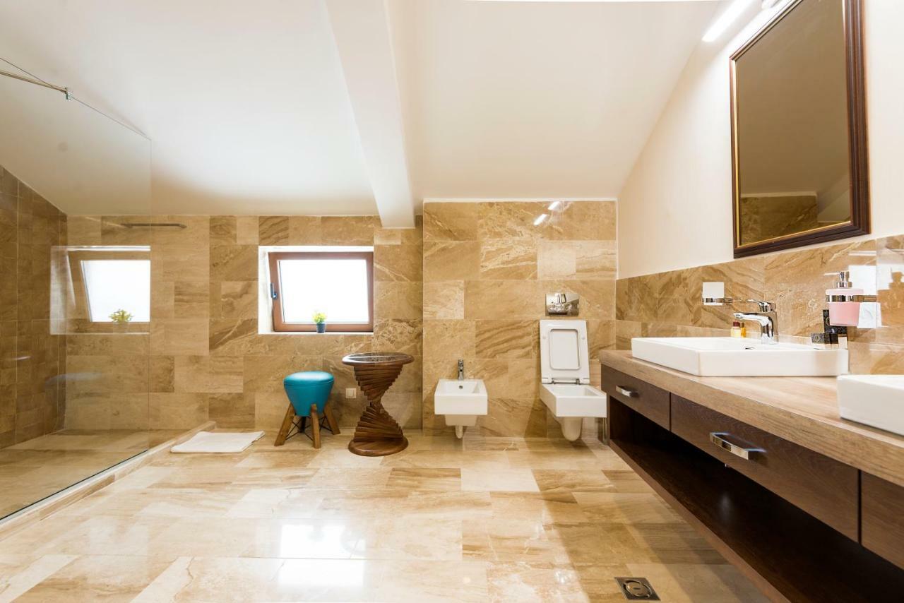 Waikiki Apartments 티바트 외부 사진