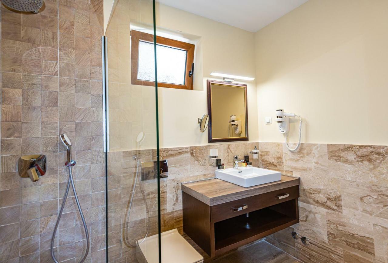 Waikiki Apartments 티바트 외부 사진
