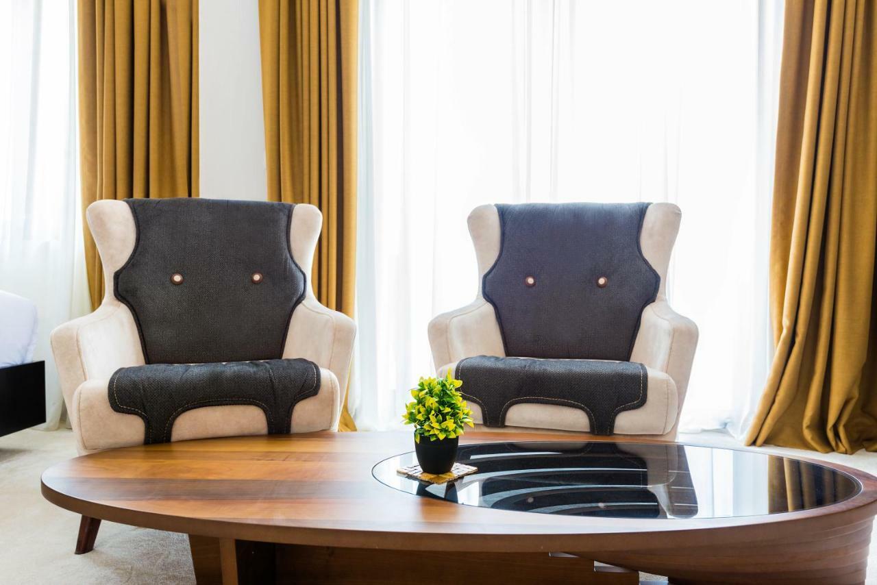 Waikiki Apartments 티바트 외부 사진