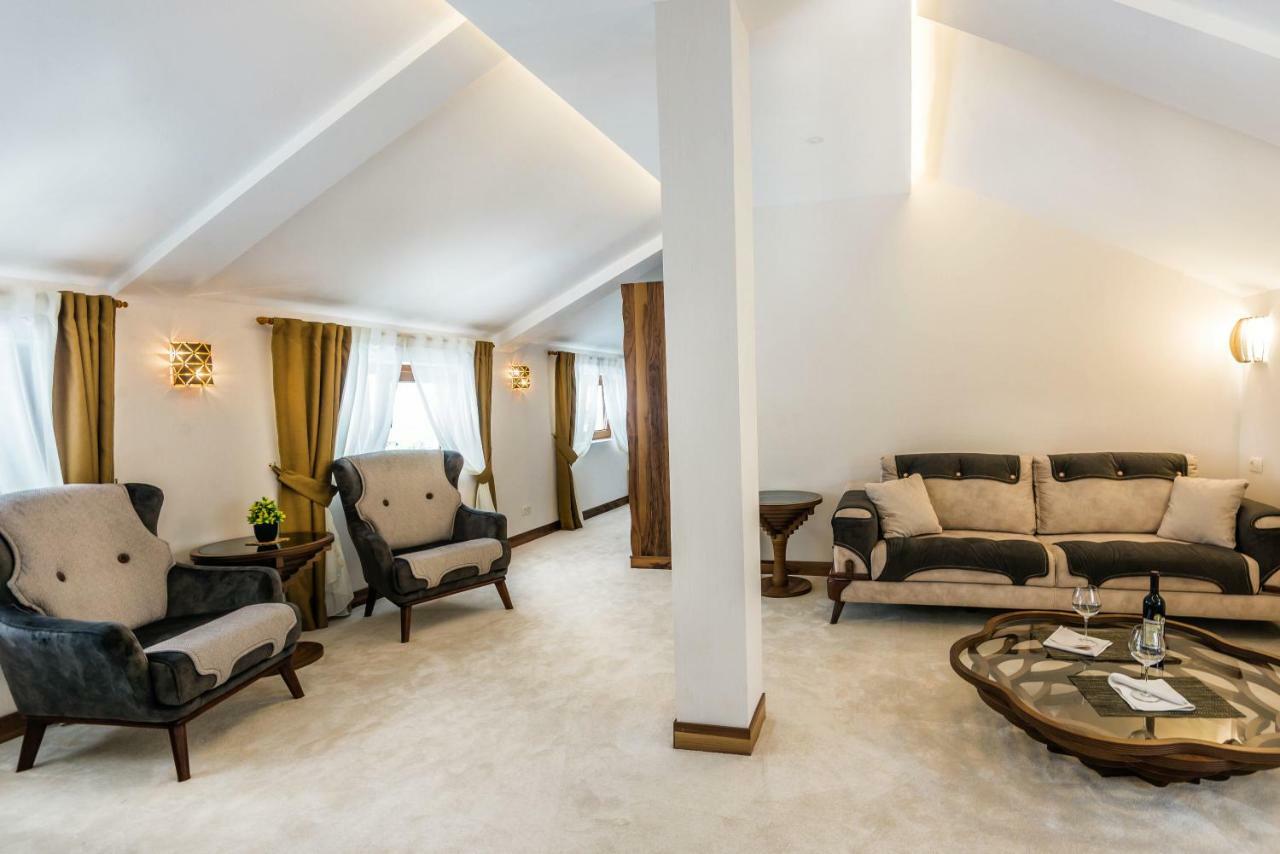 Waikiki Apartments 티바트 객실 사진