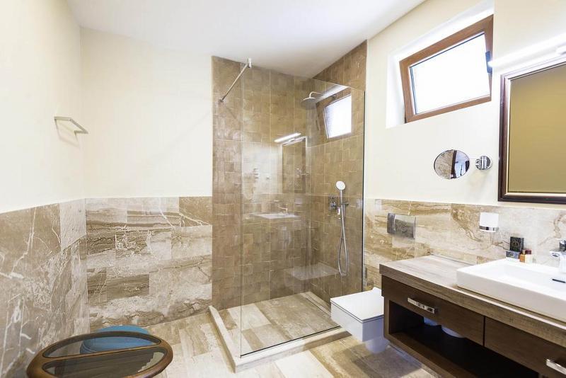 Waikiki Apartments 티바트 외부 사진