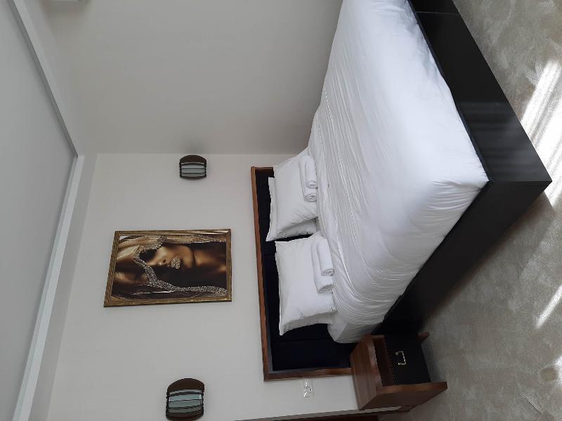Waikiki Apartments 티바트 외부 사진